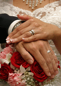 Mains entrelac&eacute;es et roses rouges &eacute;l&eacute;gantes